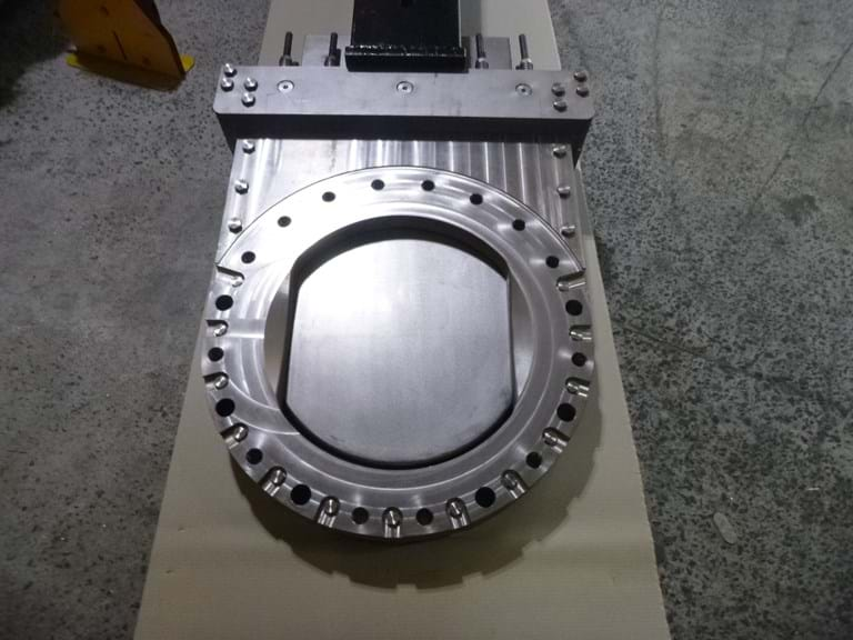 Titanium knife gate valve